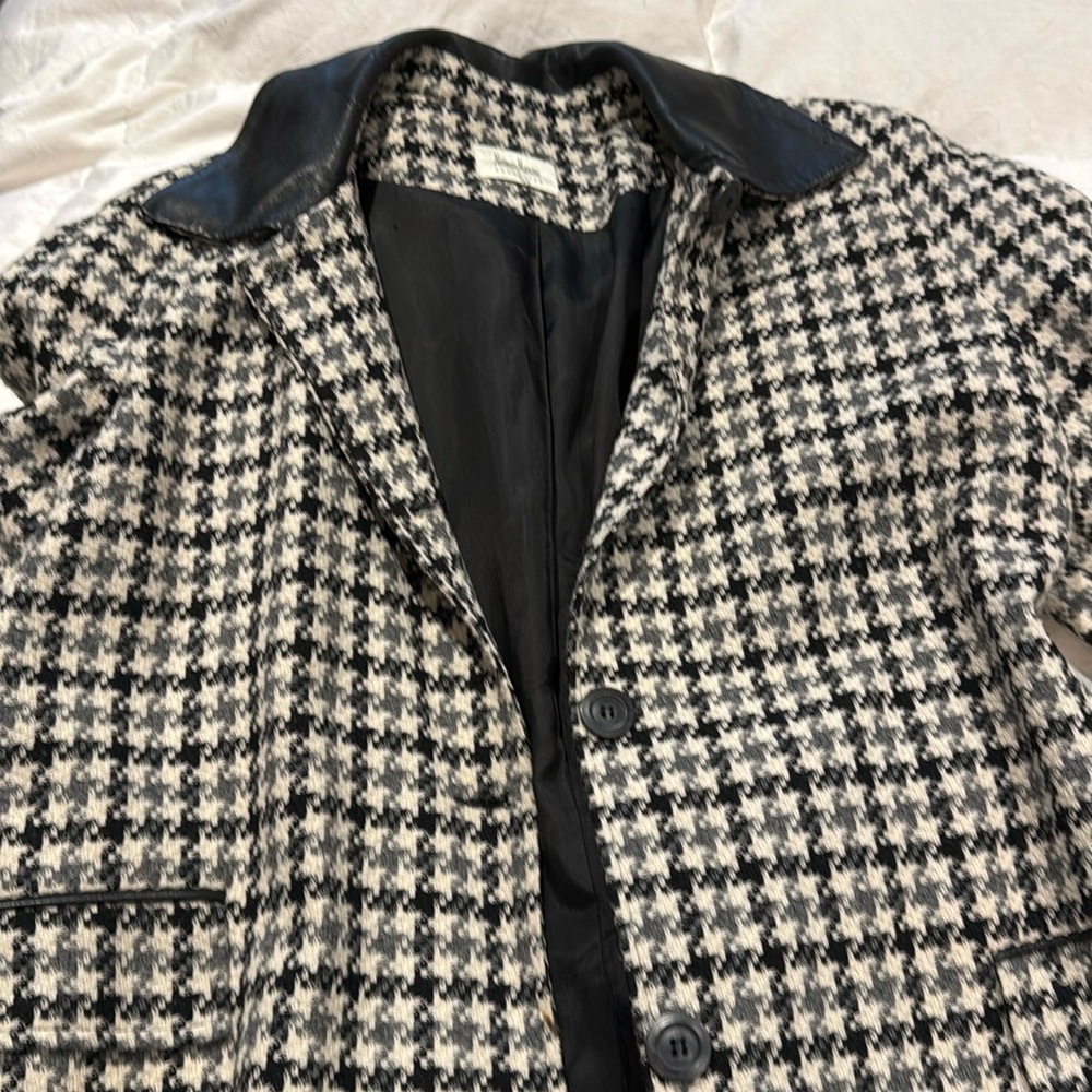 Beautiful houndstooth 35 inch long with pockets lined NM coat